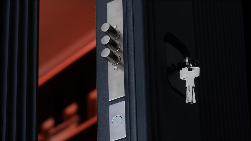 7 errores comunes al elegir una puerta de seguridad (y cómo evitarlos)