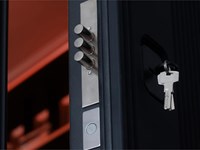 7 errores comunes al elegir una puerta de seguridad (y cómo evitarlos)