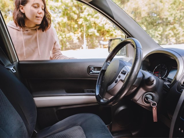 Cómo abrir una puerta de coche bloqueada o con las llaves dentro