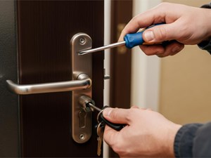 Me han robado la llave: ¿Basta con cambiar el bombín o necesito más?