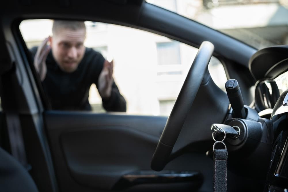 ¿Qué hacer si se te olvidan las llaves dentro del coche?