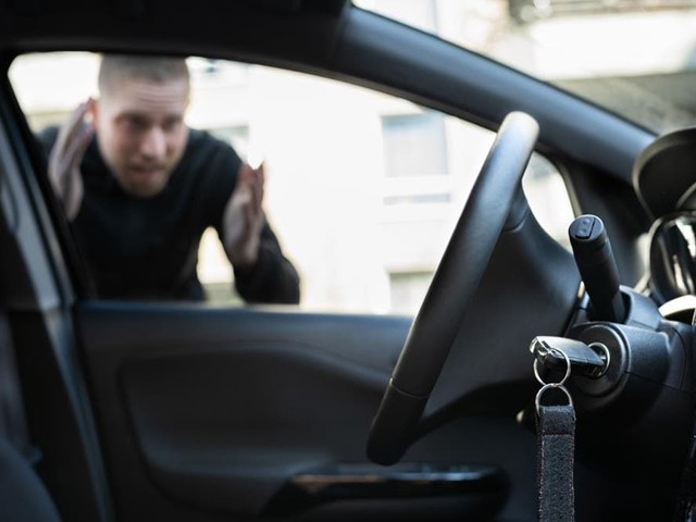 ¿Qué hacer si se te olvidan las llaves dentro del coche?